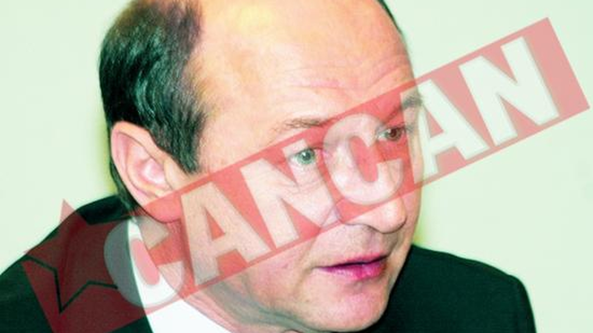 VAcaroiu vegheaza scaunul gol al lui Basescu