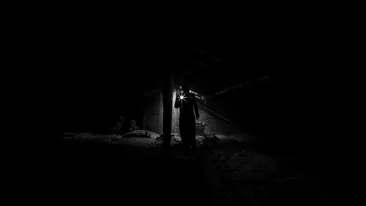 Un bărbat, care pretinde că este călător în timp, face o prezicere înfiorătoare: ”Nu priviți cerul”