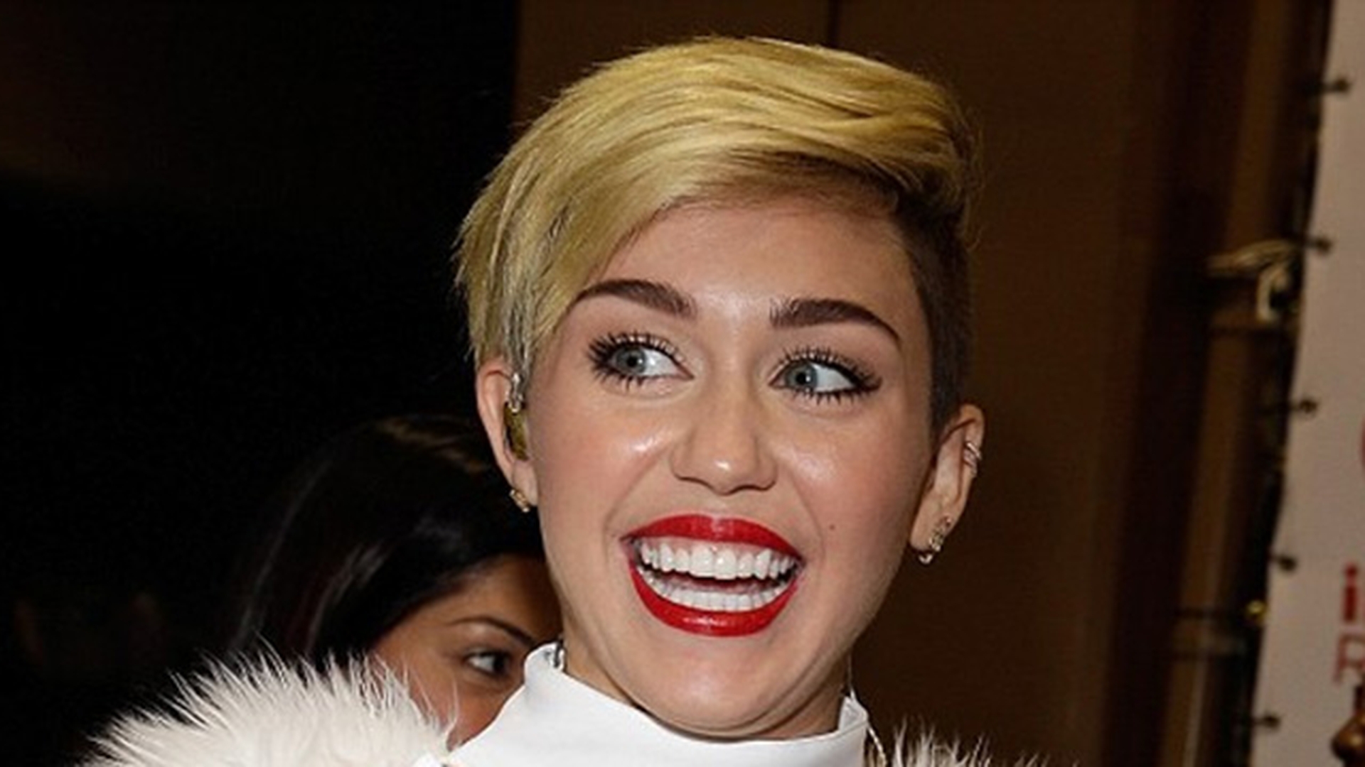 Miley Cyrus a ajuns mai rău ca Lady Gaga! S-a afisat pe scenă doar in chiloti si a cântat la o... banană