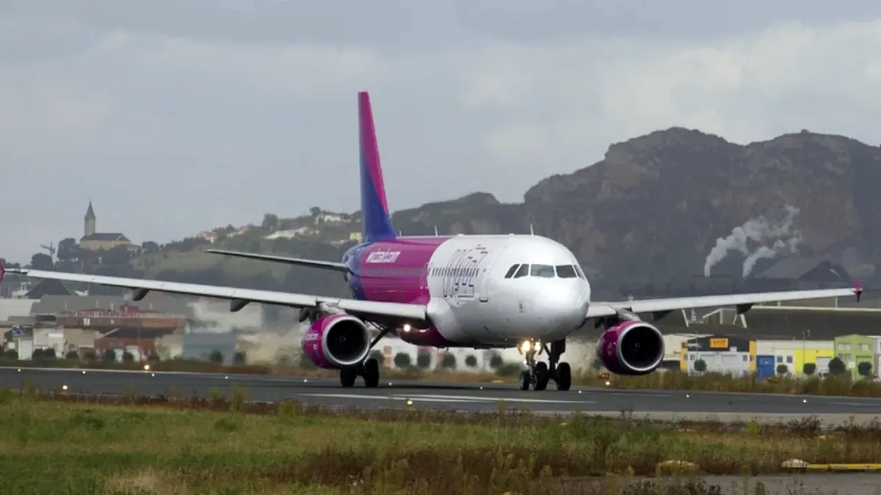 Clipe de coșmar pentru pasagerii unei curse Wizz Air! Geamul cabinei de pilotaj s-a fisurat la altitudinea de 7.000 de metri