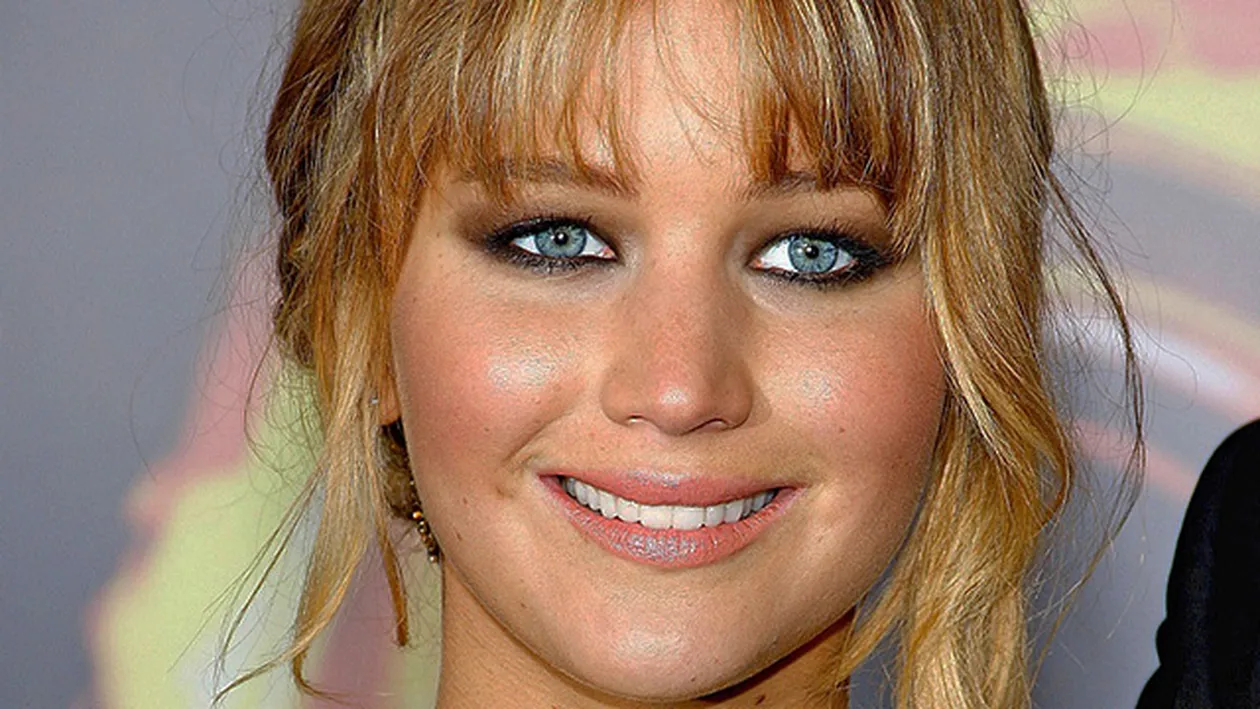 A comis-o din nou! Jennifer Lawrence a cazut pe covorul rosu, la fel ca anul trecut! Momentul jenant a facut inconjurul lumii