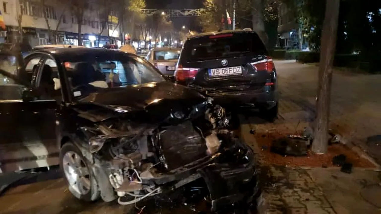 VIDEO| Accident în centrul Vasluiului. Șase mașini au fost distruse