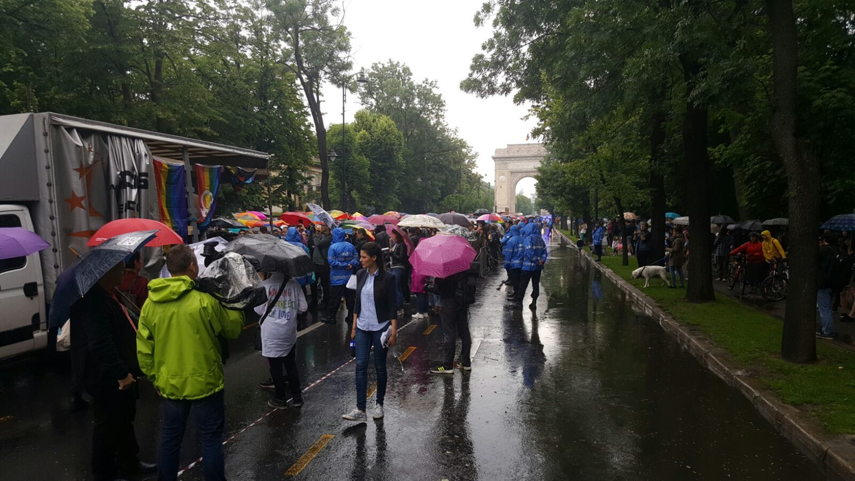 Mii de oameni au pornit la pas prin ploaie spre Piaţa Victoriei, acolo unde se va încheia Marşul Diversităţii