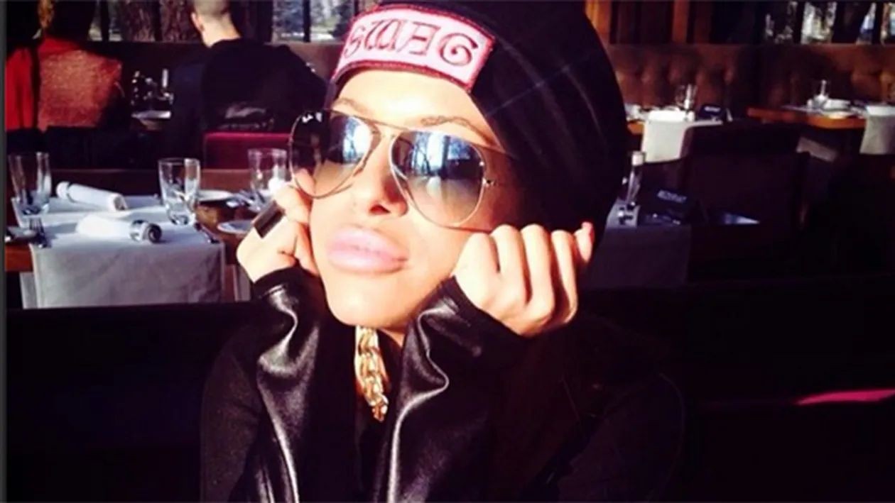 Se ingroasa gluma! Anda Adam da cartile pe fata. Vezi ce i-a spus iubitului ei de 19 ani in vazul tuturor