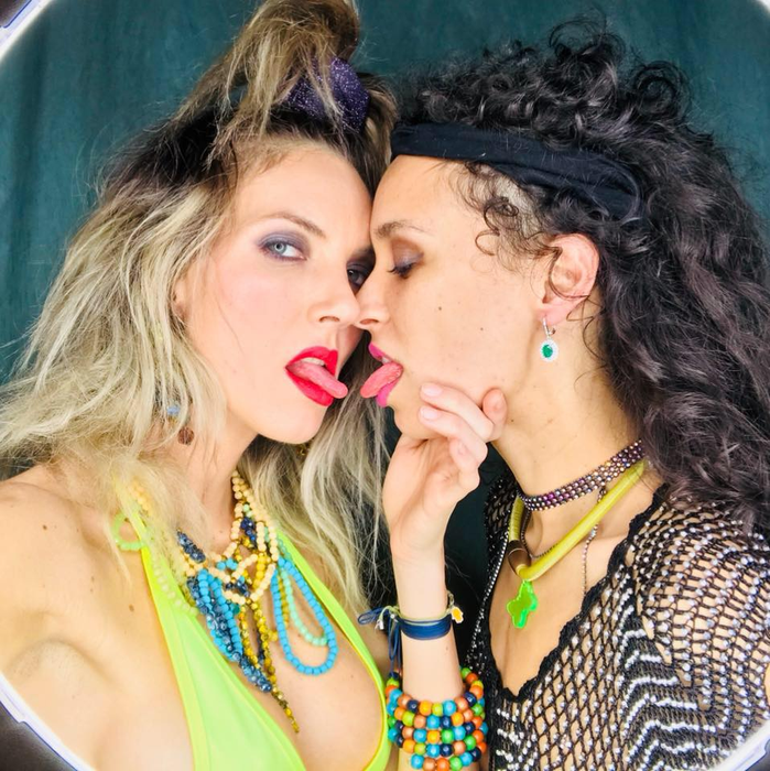 Blonda certată de o pensionară pentru că ”i se vede p..a” este chiar solista lui Goran Bregovic! Anca a pozat și în Playboy