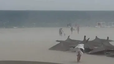 Fenomen meteo straniu pe plajele de pe litoralul românesc. Oamenii au crezut că nu văd bine
