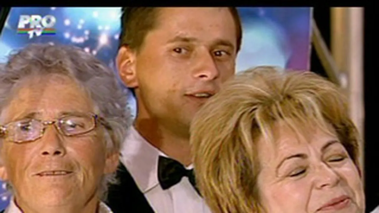 Pavel Bartos a facut senzatie printre pensionarele dintr-un cor de la Vaslui! Peste 20 de bunicute l-au pupat pe simpaticul prezentator.