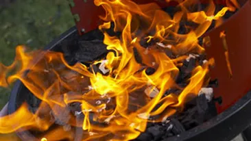 Un copil de 7 ani a ajuns cu arsuri grave la spital dupa ce a turnat benzina in foc