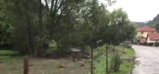 Zeci de gospodării inundate în Suceava! Un drum național și o cale ferată au fost blocate de ploi