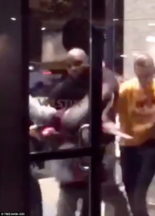 JUSTIN BIEBER şi-a încasat o bătaie serioasă! VIDEO ce i s-a întâmplat cântăreţului în plină stradă