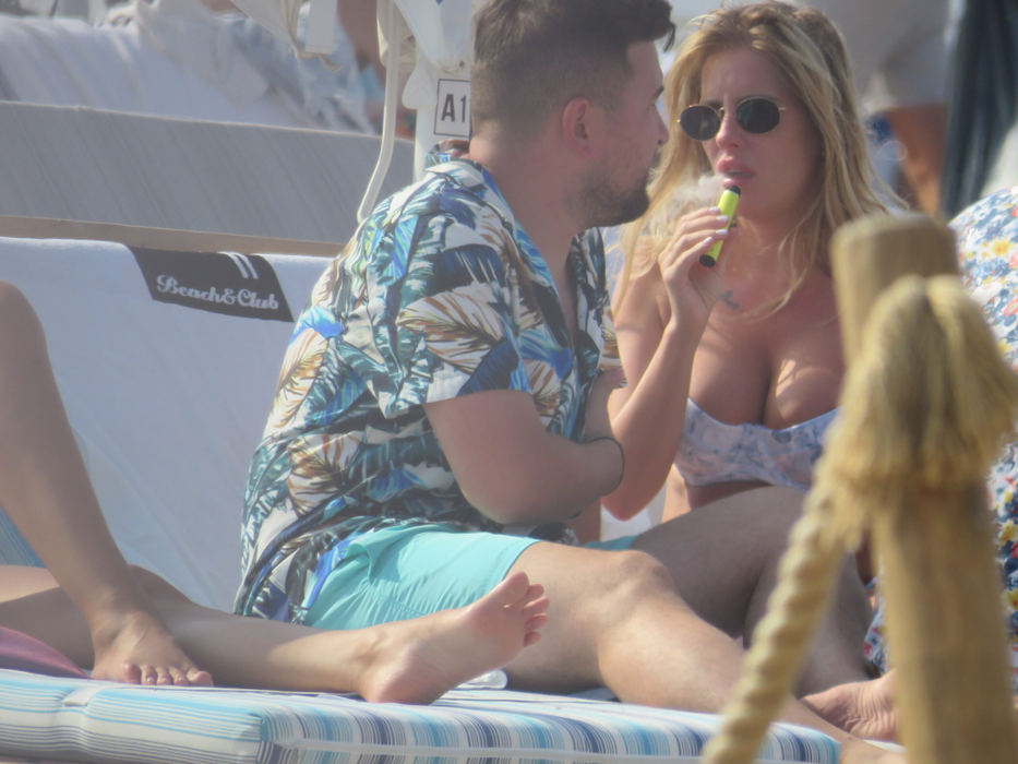 Florentina Raiciu, fostul iepurat Playboy, s-a răcorit la Mamaia (Foto: CANCAN.RO)