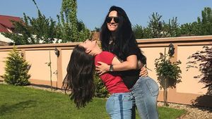 Fiica lui Liviu Vârciu și mama ei, Ami, fac orice ca să fugă de plictiseală! Cum se distrează acestea în autoizolare. VIDEO