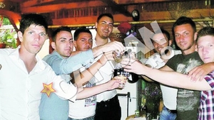 Se descurca bine la baut palinca!