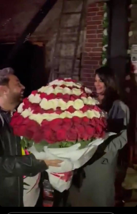 Florin Salam îi dăruiește Roxanei Dobre un buchet imens de trandafiri
