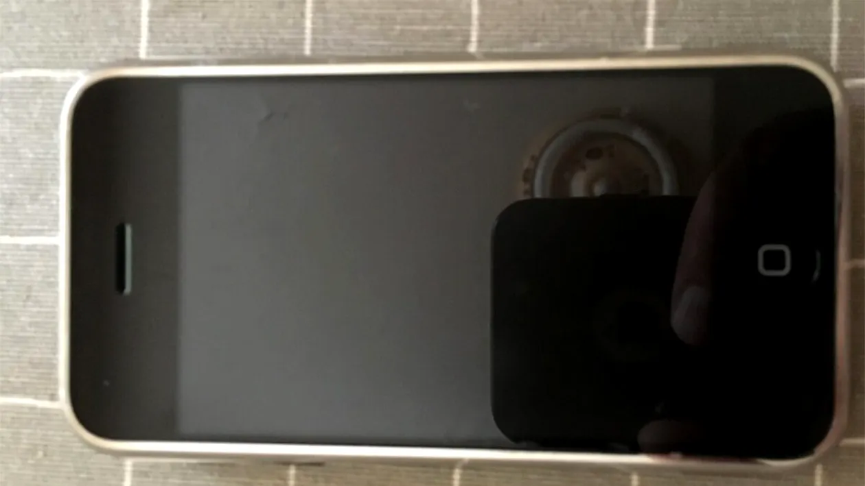 Ai acest telefon vechi acasă? Valorează cât 5 apartamente în București