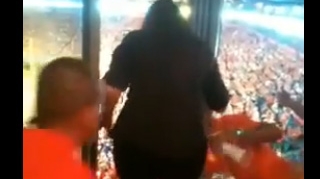 VIDEO Gloria Estefan a iesit pe geam la un meci de fotbal american! Ramasese blocata in loja!