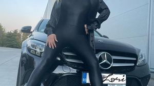Loredana Groza a dat-o în bară, la propriu! Până și mașina vedetei e „tunată” în Photoshop