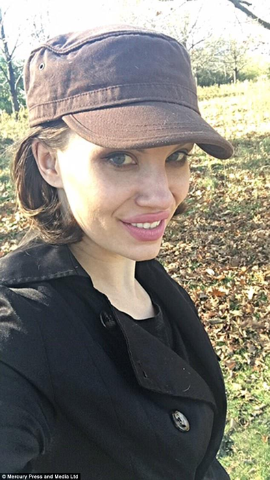 Aceasta e femeia care atunci când merge pe stradă e confundată cu ANGELINA JOLIE! E copia fidelă a actriţei de la Hollywood