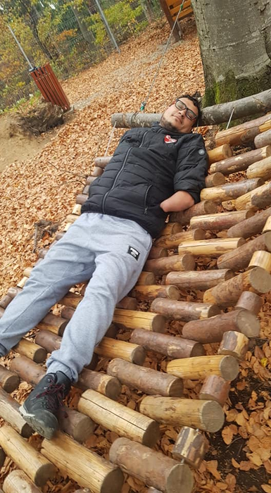 A fost identificat angajatul Glovo fără mâini care a impresionat o țară întreagă! Florin Buricea are o poveste de viață terifiantă