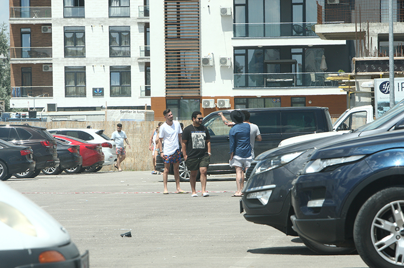 Se hotărăsc să meargă în club, doar unul dintre ei renunță