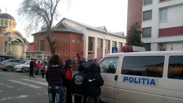 Șapte femei s-au bătut cu sticle în fața unei școli, sub ochii copiilor!