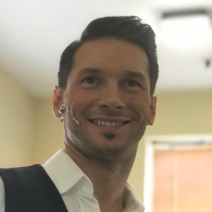 Marius a plecat din țară la 19 ani