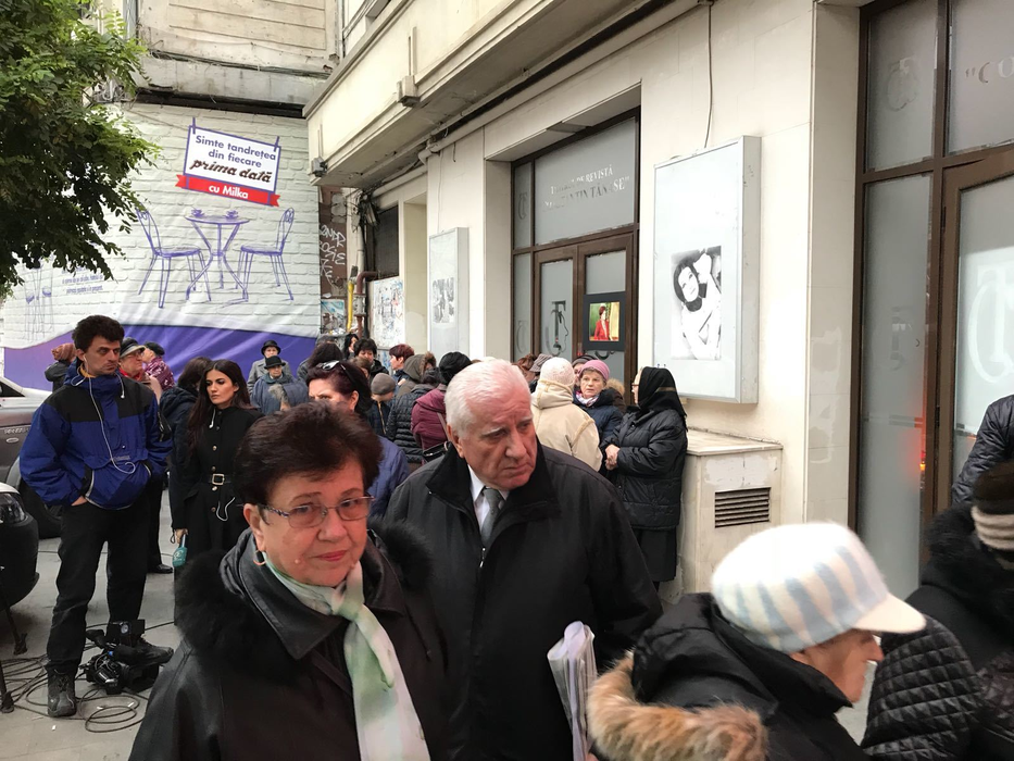 Colegii şi prietenii au venit să-şi ia rămas bun de la Stela Popescu! CANCAN.ro transmite imagini live de la priveghi