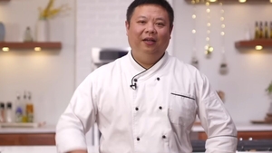 Chef John pregătește celebrul Pui al Generalului Tso – pui crocant cu sos dulce-picant care cucerește orice masă