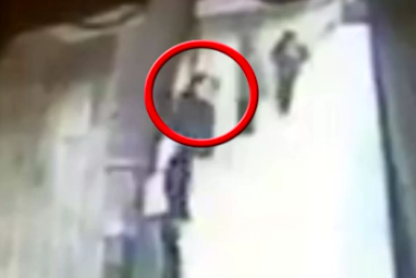 Ce a făcut Magdalena Şerban cu câteva secunde înainte de a o împinge pe Alina Ciucu în faţa metroului! A fost surprins clar pe camerele de filmat