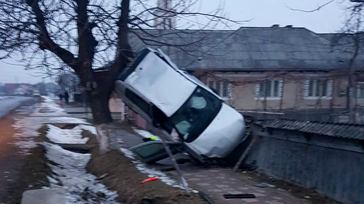 Accident spectaculos: un şofer beat şi fără permis a rămas suspendat cu maşina în copac!