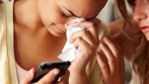 Escrocul de pe Tinder lovește din nou! Metoda inedită prin care a obținut 80.000 de lire de la mai multe femei, care credeau că au întâlnit dragostea adevărată