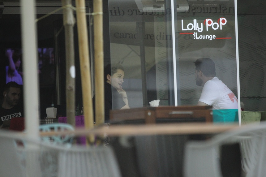 Victor Slav la cafenea, alături de o femeie misterioasă