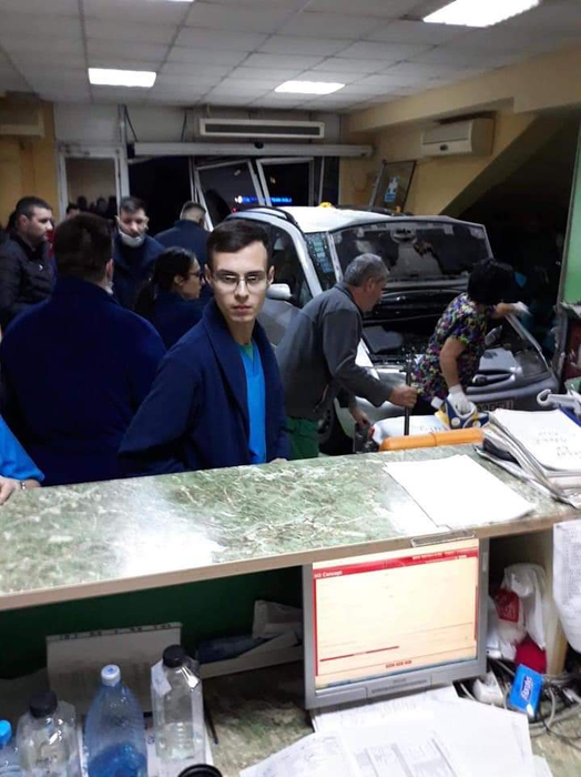 Un bărbat a intrat cu maşina în uşile de acces ale Spitalului Judeţean Craiova. Trei persoane au fost rănite. Șoferul a fost reținut