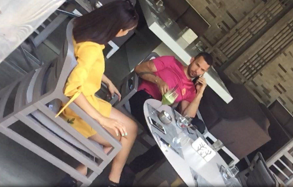 Frații Tate la o terasa din Capitală, alături de o tânără sexy