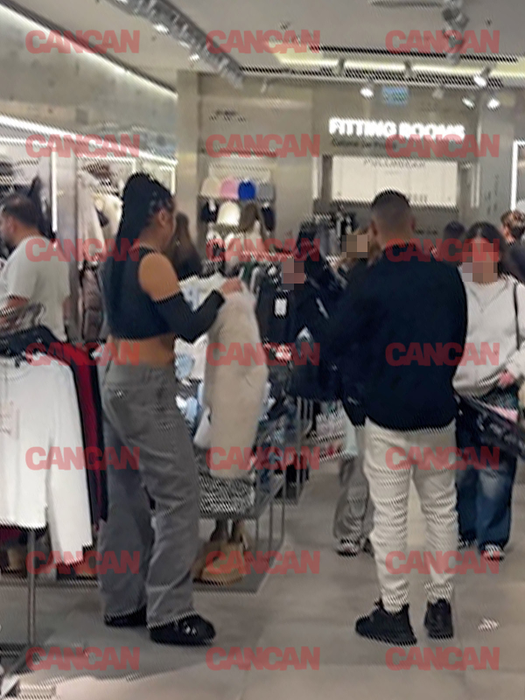 Cei doi au fost surprinși într-un mall din Capitală