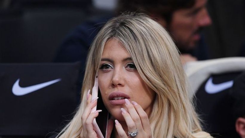 Un fotbalist celebru avea 4 telefoane speciale pentru femei! “Erau împărțite pe continente”