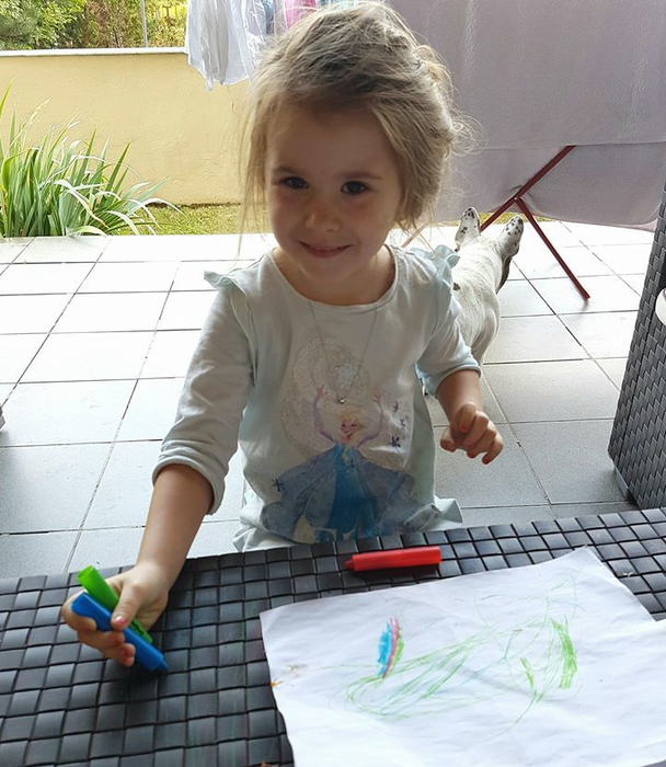 Micuţa Isabela se simte tot mai bine, aşa că a plecat acasă alături de mama ei