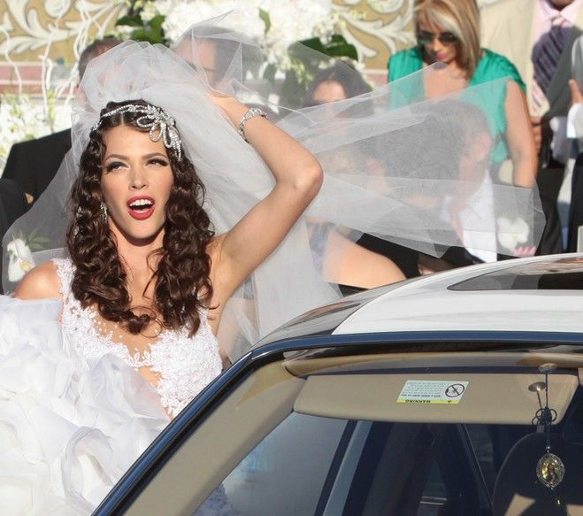 Pe vremuri, o brunetă sexy, în prezent, blondă ca o păpușă Barbie! Alina Vidican s-a transformat enorm după operațiile estetice costisitoare
