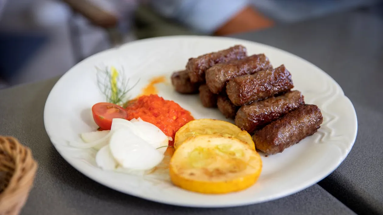 A doborât orice record de 1 Mai! Câți mici a putut să comande un român la o terasă din Piața Obor