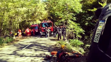 Un microbuz cu 14 pelerini din Tulcea s-a răsturnat într-o pădure! A fost declanșat Planul Roșu de intervenție. Imagini șocante
