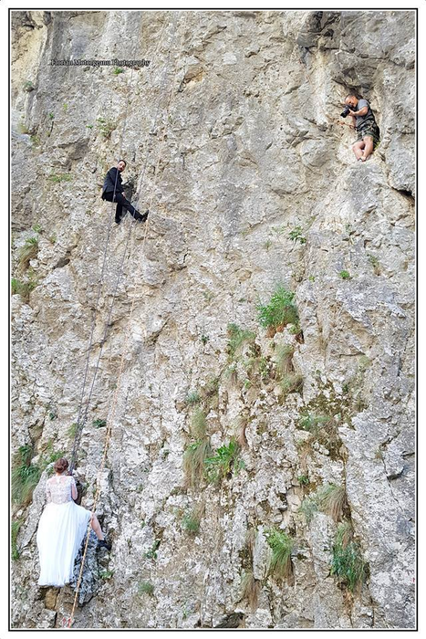 Mirii şi fotograful s-au căţărat pe o stâncă aproape ca un perete
