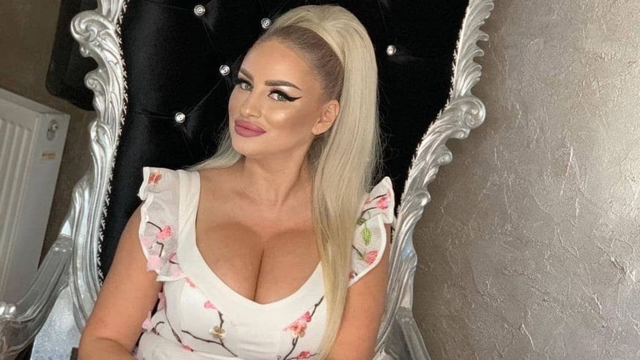 Sânziana Buruiană, pusă la zid de fani! Blondina, acuzată că își machiază excesiv fetița