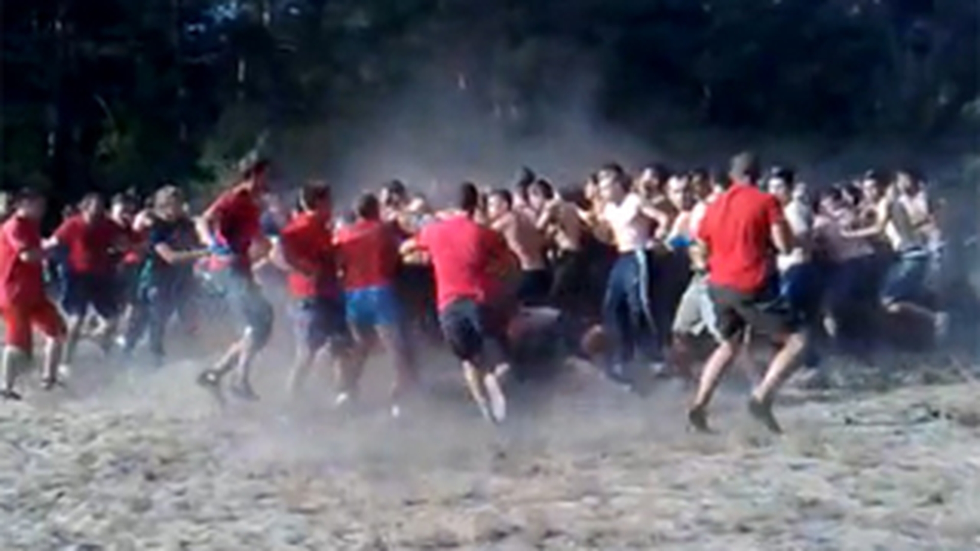 VIDEO Ultrasii au devenit domni: se omoara in bataie, dar organizat