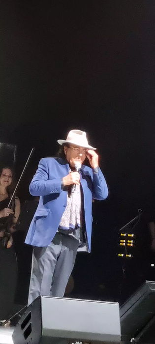 Momentul emoționant în care Al Bano s-a așezat în genunchi, în fața Paulei Seling. Mulțimea a aplaudat minute în șir