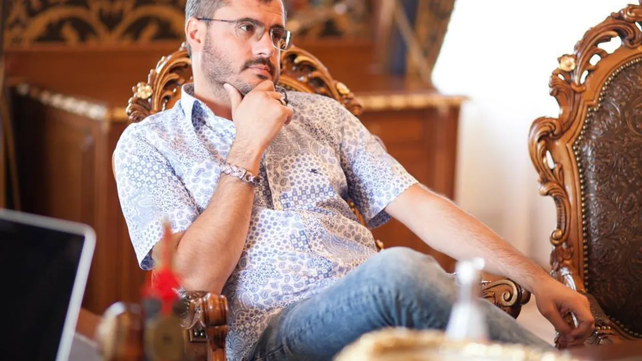 EXCLUSIV ŞOCANT. L-am descoperit pe politicianul cu…17 maşini în declaraţia de avere!
În total, ele valorează…Are două Rolls-uri (unul negru, altul roşu), un Ferrari, un Aston Martin şi mai multe BMW-uri şi Mercedes-uri