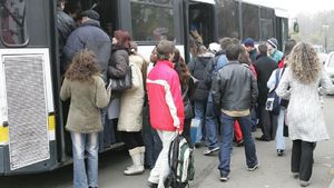 Bancul zilei | O tipă în fustă strâmtă și scurtă vrea să urce în autobuz