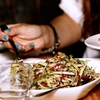 De ce ajunge o porție de mâncare să coste o avere la restaurant. Calculul pe care puțini clienți îl cunosc