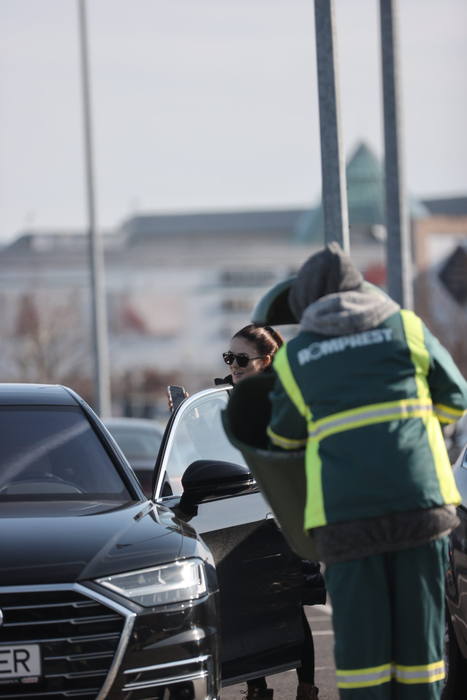 Corina Caciuc a ajuns în parcarea magazinului