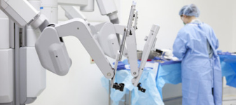 Un pensionar din Gorj a obținut în instanță decontarea integrală a costurilor unei operații cu robotul chirurgical la o clinică privată