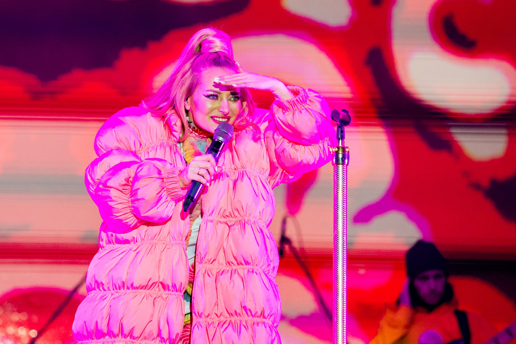 Bomba începutului de an! Delia Matache e însărcinată?! Și-a arătat burtica la concertul din Piața Constituției